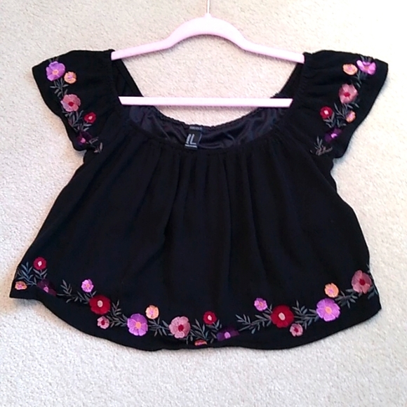 🥂 Beautiful embroidered cropped top in great condition, perfect for summer. - Picture 3 of 5